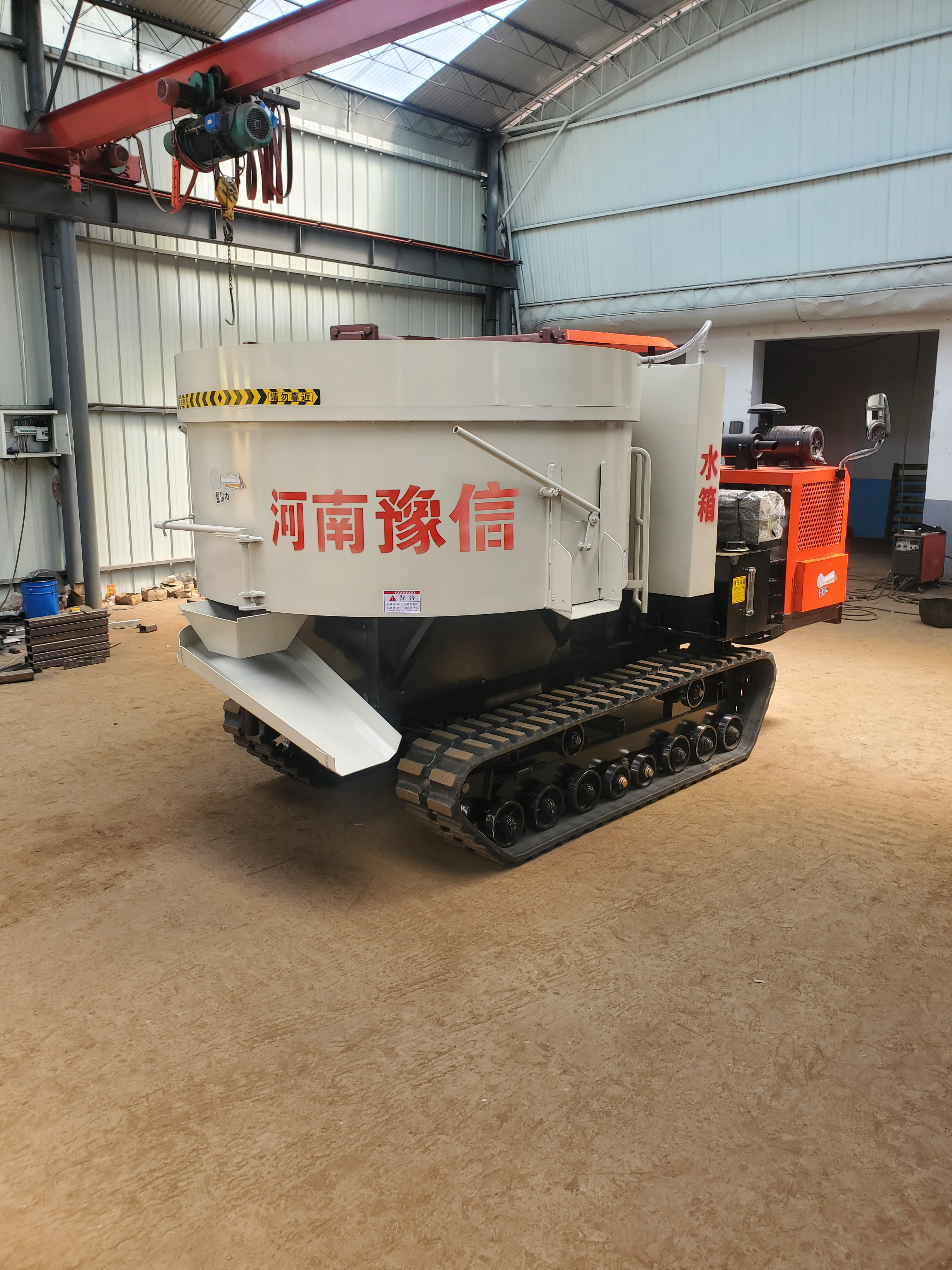 混凝土履帶平口攪拌車(chē)視頻